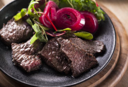 פרוסות שפיץ צ'אך מבשר ישראלי צרובות עם בצלים מוחמצים